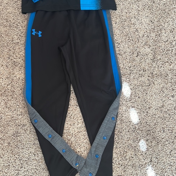 Boys Under Armour dry fit shirt and pants - Picture 3 of 3